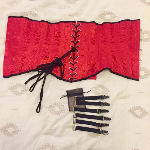 Red satin corset size 24 - Picture 3 of 9